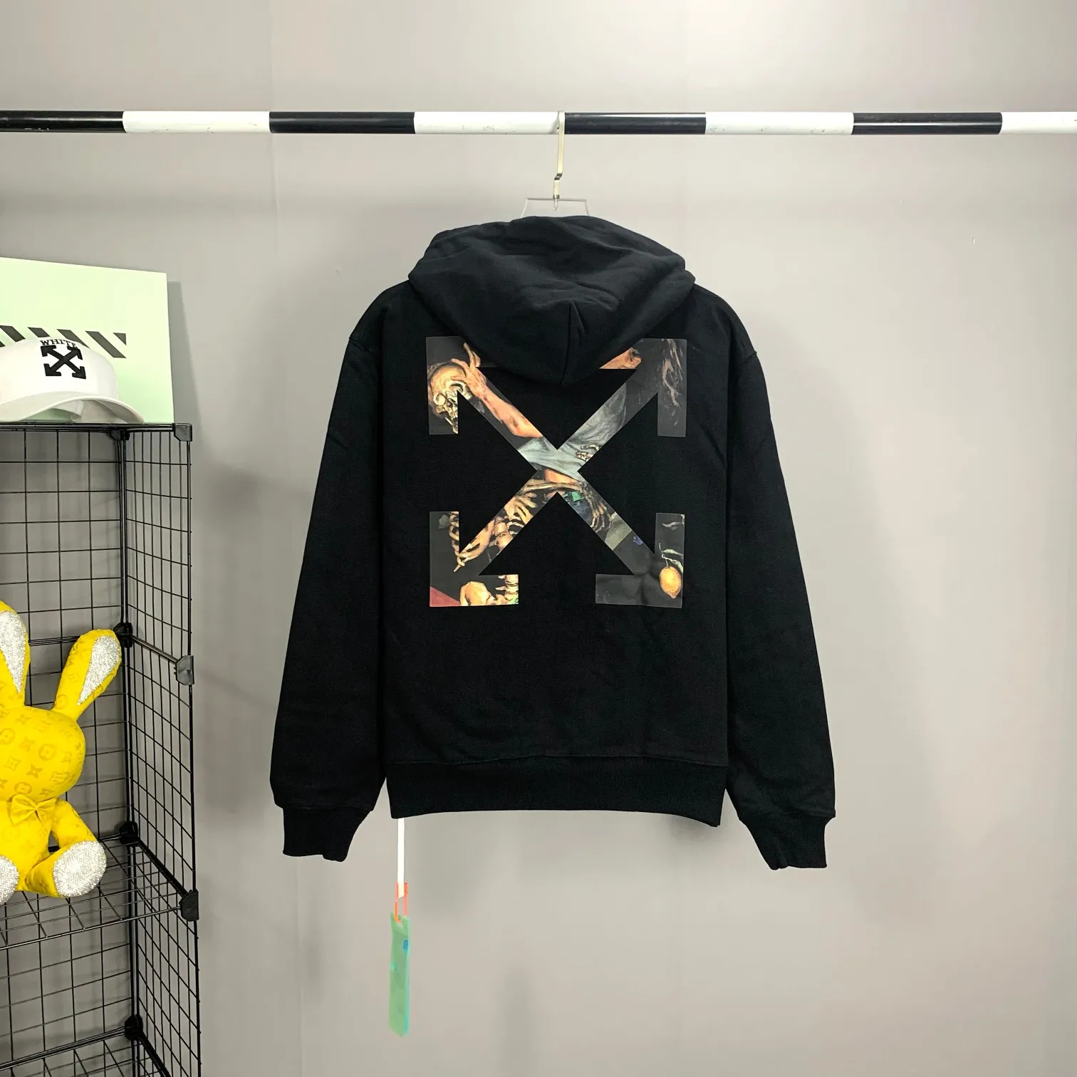 The top tested version OFFWHITE OW Pascal's Golden Ratio Skeleton Dancing Girls for Male and Female Couples Pure Cotton Loose Autumn and Winter Hoodies and Sweatshirts. Johansson is the first to wear the same style, a must-have for autumn and winter hot items. The entire garment uses Kornit Digital's 7-head color direct-injection process, and the blue-green fluorescent printing uses imported glue technology. The green printing is pressed on the large pattern on the back. The two are not formed in one piece, but are two printing processes with a tactile feel. The fabric is made of 480g fish scale pure cotton terry, which has a full drape and is highly recommended. Color: Black Size: XS-L P:390